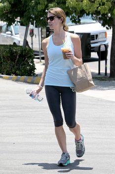 Аккуратные соски Эшли Грин сквозь спортивную майку в Лос-Анджелесе фото #7