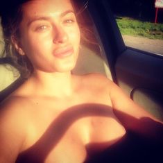 Красотка Мария Капшукова топлесс загорает в машине фото #1