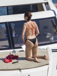 Селена Гомес в купальнике на яхте в Порт-Джэксон фото #3