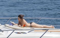 Селена Гомес в купальнике на яхте в Порт-Джэксон фото #9