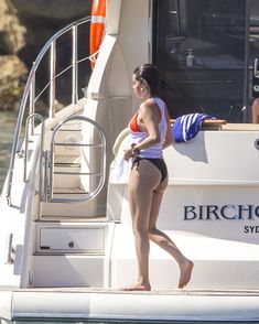 Селена Гомес в купальнике на яхте в Порт-Джэксон фото #12