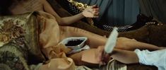 Сексуальная Эмилия Спивак показала голую грудь в фильме «18-14» фото #2
