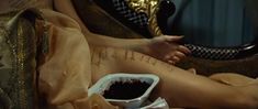 Сексуальная Эмилия Спивак показала голую грудь в фильме «18-14» фото #3