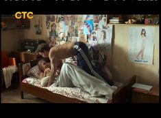 Анастасия Балякина засветила грудь в сериале «Восьмидесятые» фото #2