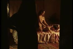 Страстная Анна Терехова оголила грудь и попу в фильме «Все то, о чем мы так долго мечтали» фото #16