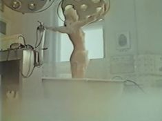 Молодая Юлия Меньшова оголила грудь и попу в фильме «Действуй, Маня!» фото #10