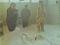 Молодая Юлия Меньшова оголила грудь и попу в фильме «Действуй, Маня!» фото #11