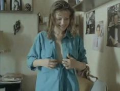 Анна Назарьева оголила грудь и попу в фильме «Как живете, караси?» фото #10