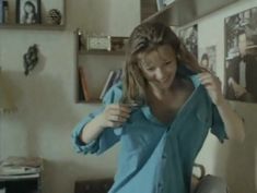 Анна Назарьева оголила грудь и попу в фильме «Как живете, караси?» фото #13
