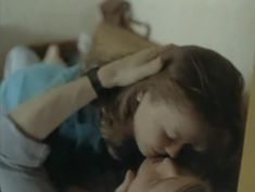 Анна Назарьева оголила грудь и попу в фильме «Как живете, караси?» фото #14