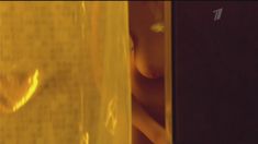 Мокрая голая грудь Анны Слю в сериале «Краткий курс счастливой жизни» фото #2