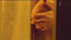 Мокрая голая грудь Анны Слю в сериале «Краткий курс счастливой жизни» фото #7