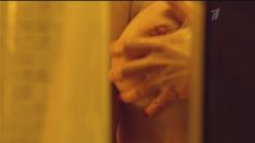 Мокрая голая грудь Анны Слю в сериале «Краткий курс счастливой жизни» фото #8