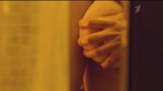 Мокрая голая грудь Анны Слю в сериале «Краткий курс счастливой жизни» фото #9