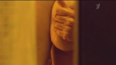 Мокрая голая грудь Анны Слю в сериале «Краткий курс счастливой жизни» фото #10