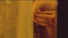 Мокрая голая грудь Анны Слю в сериале «Краткий курс счастливой жизни» фото #12
