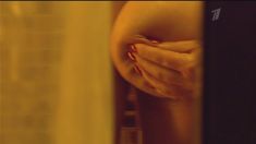 Мокрая голая грудь Анны Слю в сериале «Краткий курс счастливой жизни» фото #13