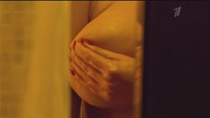 Мокрая голая грудь Анны Слю в сериале «Краткий курс счастливой жизни» фото #14