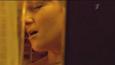 Мокрая голая грудь Анны Слю в сериале «Краткий курс счастливой жизни» фото #15