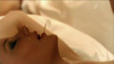 Сексуальная Светлана Ходченкова оголила грудь в сериале «Краткий курс счастливой жизни» фото #7