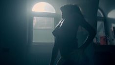 Сексуальная Любовь Аксенова показала голые сиськи в сериале «Мажор» фото #38