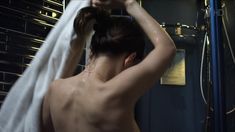 Красивая Эмилия Спивак слегка засветила грудь в сериале «Процесс» фото #3