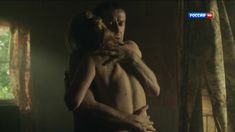 Виктория Исакова засветила грудь в сериале «Родина» фото #5