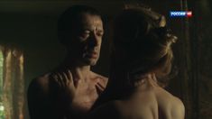 Виктория Исакова засветила грудь в сериале «Родина» фото #7
