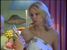Юлия Пожидаева засветила грудь в сериале «Ставка на жизнь» фото #3