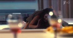 Анна Пескова засветила грудь в сериале «Тест на беременность» фото #3