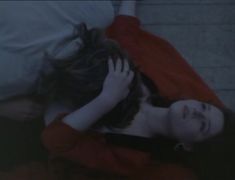 Красивая Оксана Арбузова показала голую грудь в фильме «Увидеть Париж и умереть» фото #7