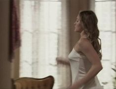 Анна Казючиц показала голую грудь в сериале «Утесов. Песня длиною в жизнь» фото #4