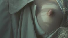 Сочная голая грудь Виктории Толстогановой в сериале «Утомленные солнцем 2» фото #2
