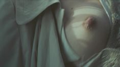 Сочная голая грудь Виктории Толстогановой в сериале «Утомленные солнцем 2» фото #6