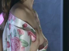 Дарья Мороз засветила грудь в сериале «Холостяки» фото #11