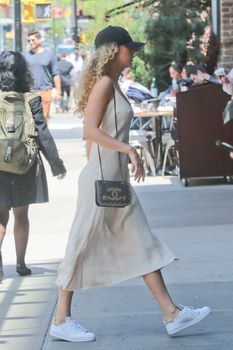 Красотка Блейк Лайвли без лифчика на улицах Нью-Йорка фото #9