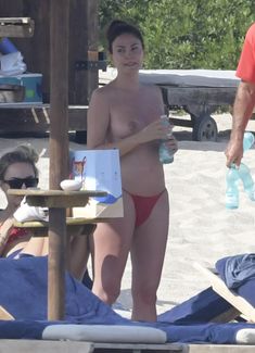Горячая Блеона Керети топлесс раздвинула широко свои ножки на пляже Сардинии фото #15