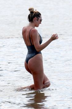 Худеющая после родов Кэндис Свейнпол в сексуальном бикини на пляже Эспириту-Санто фото #4