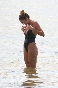 Худеющая после родов Кэндис Свейнпол в сексуальном бикини на пляже Эспириту-Санто фото #7