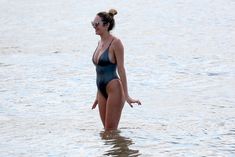 Худеющая после родов Кэндис Свейнпол в сексуальном бикини на пляже Эспириту-Санто фото #8