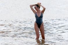 Худеющая после родов Кэндис Свейнпол в сексуальном бикини на пляже Эспириту-Санто фото #9