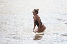 Худеющая после родов Кэндис Свейнпол в сексуальном бикини на пляже Эспириту-Санто фото #10