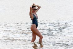 Худеющая после родов Кэндис Свейнпол в сексуальном бикини на пляже Эспириту-Санто фото #11