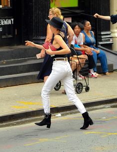 Малышка Кара Делевинь без лифчика занимается шоппингом в Нью-Йорке фото #6