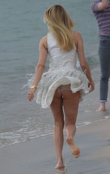 Нежная Хлоя Севиньи засветила трусики на пляже в Каннах фото #1