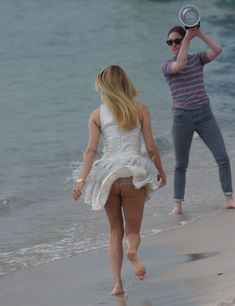 Нежная Хлоя Севиньи засветила трусики на пляже в Каннах фото #2