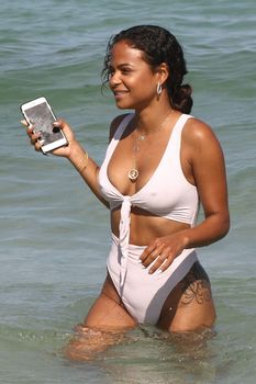 Сексуальный купальник Кристины Милиан на пляже Майами фото #1