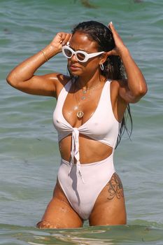 Сексуальный купальник Кристины Милиан на пляже Майами фото #2