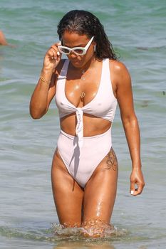 Сексуальный купальник Кристины Милиан на пляже Майами фото #4