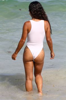 Сексуальный купальник Кристины Милиан на пляже Майами фото #5